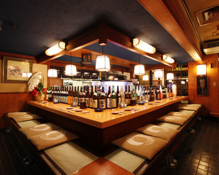 Seafood Sakaba Uonami Ikebukuro Ten - 泳いでる魚を眺めながら、まったりと飲食できるカウンター席。