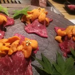 NIKUSYO taku ohira - 佐賀牛ヒレ寿司　大量のウニの上に金箔