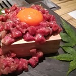 NIKUSYO taku ohira - こぼれユッケ寿司松阪ランプ　　大阪養鶏所卵使用
      