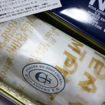 ブーランジェリー エス - 缶を開けると洒落たラッピングされたシュトーレンが現れました