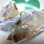 ブーランジェリー エス - しっとりとした食感の生地に香ばしいアーモンドが印象的