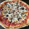 DV RISTORANTE PIZZERIA - 料理写真:お店の奥にある薪窯で焼かれた、ローストマッシュルームピッツァ