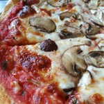 DV RISTORANTE PIZZERIA - クリスピーでガリッと香ばしい生地に、たっぷりチーズとマッシュルーム、ハーブの香り豊かなトマトソース