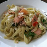 DV RISTORANTE PIZZERIA - 自家製の手打ちタリアテッレを使ったアーリオオーリオ、スモークサーモン乗せ