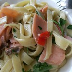 DV RISTORANTE PIZZERIA - スモークサーモンたっぷりでやや塩気強め、ガーリック風味のオイルソースが手打ちパスタと合う！