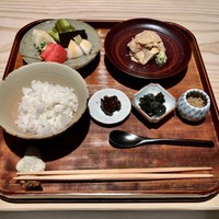 茶寮 宮坂 - 鯛胡麻だれ和え 土鍋の炊きたてごはん（北海道蘭越の長田さんのゆめぴりかの新米）自家製の漬け物 ちりめん山椒 初海苔の揉み海苔 獅子唐のご飯味噌