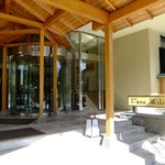 定山渓第一寶亭留　翠山亭 - 玄関