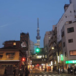 ヴィアイン - 晩ご飯を食べた後は歩いてホテルに向かうボキら。
      途中でスカイツリーが見えたよ。
      意外と近いんだね。