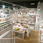 WRAPPLE wrapping and D.I.Y. +cafe - 1階の奥はお洒落なラッピング材や文房具がたくさん売っています