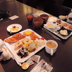 ヴィアイン - バイキングだといろいろ食べられていいよね～
      朝から、つい食べすぎちゃったー。いやー、よかったねぇ、ヴァイ～ン浅草の朝ごはん。ちびつぬ「だからヴィアイン浅草だって」