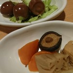 八剣伝 - お通し、煮物と煮うずら卵。