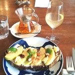 ブリコラージュ ブレッド アンド カンパニー ダイニング・カフェ - ボジョレーヌーボーに誘われて、ボジョレー近くで採れた葡萄の秋の新酒を、果樹園白雲のりんごと有機蜂蜜、グランカルヴァチーズのブリコラージュブレッドタルティーヌと共に。20181115　新酒もお料理も美味