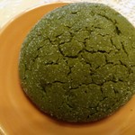 オレノ パン オクムラ - 宇治の散歩（195円）は抹茶のメロンパン。宇治抹茶がクッキー生地やパン生地に練り込んでありました。甘くて少しほろ苦い大人のメロンパンです。