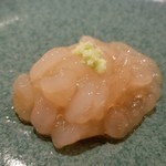 鮨 さかい - (01)白海老(富山県産)
      産卵期は夏～晩秋、旬は春～晩秋
      寝かしてあるので、通常よりもねっとり。
      強い甘みが口いっぱいに拡がります。