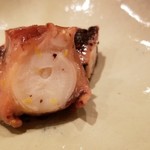 鮨 さかい - (02)真蛸（福岡県志賀島産）の桜煮
      産卵期は初夏～初秋、2度目の旬となる晩秋～冬は旨味が強くなります。
      柔らかくもしっかりとした弾力、そして旨み。
      青柚子の香りが喉から鼻に立ち登る様に薫ります。