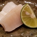 鮨 さかい - (04)平貝(タイラギ)(岡山県産)
      奥歯で繊維を押し潰す様に味わいます。
      普通に噛むよりも旨みの出方が倍増。
      丁寧な仕込みをされているのでタイラギ貝本来の優しい旨みを存分に味わいます。