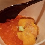 鮨 さかい - (05)筋子、蝦夷馬糞雲丹のマイクロ丼
      フレッシュな筋子をほぐしたイクラは円やかな旨みとコクが楽しめました
      雲丹を頂く一口目は5秒ホールド
      ハッキリとした甘みと濃いめの旨みを余さず味わい尽くします