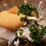 鮨 さかい - (07)虎河豚の薄作り、鮟鱇の肝酢掛け
      鮟肝を裏漉したものに酢を加えた鮟肝マヨネーズ！
      旨みのある天然虎河豚にジャストミート！
      円やか、かつ、濃厚な旨みにKO！
      (oﾟ∀ﾟ)=○)´3｀)∴