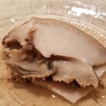 鮨 さかい - (08)黒鮑(佐賀県唐津産)の酒蒸し
      8時間掛けて酒蒸しされ、強烈な旨みが押し寄せてきます。
      磯の香りも素晴らしい！
      思わず黒鮑から染み出した出汁の最後の１滴まで飲み干してしまいました！