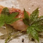 鮨 さかい - (10)焼き赤鯥(長崎県対馬産)
      産卵期は初夏～秋、旬は冬～春。
      皮目から芳ばしさが薫り、じっくりと火が通り脂が一段と旨みを増しています。
      ノドグロのお造りも良いけれど、私は焼きが断然好き♪