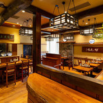 かつ吉 - 欅の一枚板を使ったテーブルです。