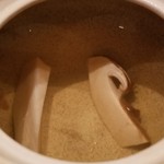 鮨 さかい - (12)松茸(山口県産)の土瓶蒸し
      土瓶蒸しに入っているのは、松茸とお出汁のみ。
      松茸は薫り高く、お出汁に入っているのにシャキシャキとした食感が楽しめました。
