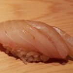 鮨 さかい - (13)鰆(長崎県対馬産)
      産卵期は春～初夏、旬は秋～冬。
      秋鰆は脂がしっかりとのっていますが、これも数日寝かせているようで、身が柔らかく、脂が熟成されてマッタリとした旨み。