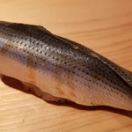 鮨 さかい - (14)小鰭(熊本県天草産)
      産卵期は春。旬はそれぞれ、新子は初夏。
      小鰭は鮗(コノシロ)の青年期の呼び名。
      塩振りと〆具合は旨みと香りのバランスが取れていて好きです。
      脂も適度にのって美味しい。