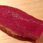 鮨 さかい - (15)本鮪赤身ヅケ(北海道戸井産・174kg)
      日本近海の本鮪の産卵期は春～夏、旬は初秋～冬。
      赤身独特の風味とコクがあります。軽く漬けにされておりますが、酸味は仄かにあり、旨みが華やかです。