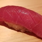 鮨 さかい - (16)中トロヅケ(北海道戸井産・174kg)
      中トロの見た目は生の様にも見えますが軽く漬けてあります。
      人肌よりも温かめのシャリが、中トロの脂を活性化させ、まさにトロけます。