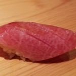 鮨 さかい - (17)中トロ(北海道戸井産・10日寝かせ)
      流石に魚体が大きくなり、脂のりの良い中トロでした。
      特に今回は本鮪らしい酸味がハッキリと感じられ、脂の旨みと薫りが引き立ちます。