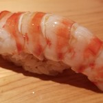 鮨 さかい - (18)車海老(佐賀県呼子産)
      奥の厨房で茹でたての温かい車海老。
      車海老はぷりぷり、温かなシャリがググッと沈み込みます
      車海老の華やかな甘みと旨味が押し寄せます