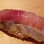 鮨 さかい - (19)真鯖(韓国済州島産・市場に出ないもの)
      産卵期は春～初夏、旬は秋～冬
      サシの入った身は柔らかくも弾力があり、脂のりが濃厚でコクのある旨みが押し寄せてきます。