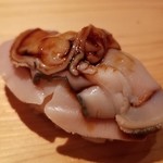 鮨 さかい - (20)煮蛤(千葉県九十九里産)
      産卵期は初夏～夏、旬は産卵前の春～初夏。
      非常に柔らかく煮られた蛤は、仕上がりの良さで九十九里産を入れられているそう。
      蛤の味わいもいいいですが、穏やかなツメが好み。