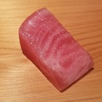 鮨 さかい - (22)赤蕪の漬物
      パッと見は本鮪の中トロみたいにも見えますが、赤蕪です。(笑)
      瑞々しくスッキリとしながら甘みがしっかり。