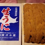 鮨 さかい - (23)北紫雲丹(北海道知内産)
      北紫雲丹の産卵期は秋、旬は春～夏。
      大きな北紫雲丹が整列しています♪