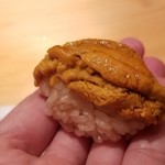 鮨 さかい - (23)北紫雲丹(北海道知内産)
      大きな北紫雲丹がタップリ。贅沢です！
      握っているのに、雲丹の粒が潰れていません！
      シャリのほどけを楽しみ、北紫雲丹の品のある甘みが口に拡がります。