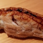 鮨 さかい - (24)煮穴子(長崎県対馬産)
      穴子も旬を迎え、脂がのってます
      ふわふわと柔らかい煮穴子、そして温かいシャリ
      これも口の中に入れた瞬間にシャリがほどけます
      一気に拡がる旨み、ツメも濃過ぎず軽やかな後味