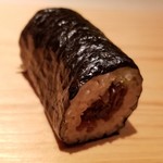 鮨 さかい - 今日は気付けば、干瓢巻が目の前に！
      もう終わりじゃん！(泣)
      海苔の薫りが素晴らしく、握りっていない分だけ赤酢のシャリの美味しさを素直に感じ取れます。
