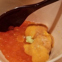 鮨 さかい - (05)筋子、蝦夷馬糞雲丹のマイクロ丼
                フレッシュな筋子をほぐしたイクラは円やかな旨みとコクが楽しめました
                雲丹を頂く一口目は5秒ホールド
                ハッキリとした甘みと濃いめの旨みを余さず味わい尽くします
