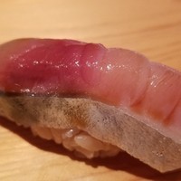 鮨 さかい - (19)真鯖(韓国済州島産・市場に出ないもの)
                産卵期は春～初夏、旬は秋～冬
                サシの入った身は柔らかくも弾力があり、脂のりが濃厚でコクのある旨みが押し寄せてきます。