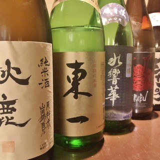 We have famous sake that goes well with Japanese specialties. Seasonal local sake and popular shochu “Maou” etc.