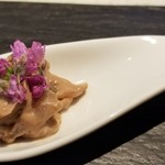 日本料理 TOBIUME - 開演 “乳化”
      ②ウマヅラハギの肝マヨネーズ和え
      肝を裏漉してかき混ぜながら酢を加えて身に絡めています。
      円やかなコクと旨みと酸味が一体となって、少し淡白な身を濃厚かつ爽やかに仕上げてあります。