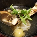 日本料理 TOBIUME - 滋味　“しみじみと、、、”
      ⑥松茸と鱧のお椀
      鱧のアラ出汁は、生臭さが無いので、多分一度焼いてから出汁を取られているのだと思います。
      コクと深い旨みで嬉しい。
      シャキシャキとした松茸は薫り高い♪