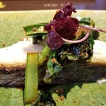 日本料理 TOBIUME - 旬　“藍より出でて”
      ⑧秋鰆(福岡県藍島産・隆生丸)の炭火焼き
      炭火焼きの薫りが食欲をそそります
      秋鰆は脂がしっかりとのって味わい深い
      小松菜の暖かいお浸しに土に見立てた鰹節がアクセントになっています