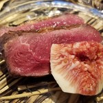 日本料理 TOBIUME - 狩猟文化　“藁”
      ⑩天然鴨(福岡県宗像産)のローストに無花果を添えて
      網猟で獲られた鴨を藁と炭火で焼き上げてあり、見た目ほどは鉄の味もせず、柔らかな肉の味わいと皮下の脂の旨みが美味しいです♪