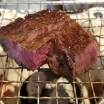 日本料理 TOBIUME - 瑞穂　“焼肉定食”
      ⑪筑穂牛の炭火焼きステーキ
      吊るし熟成の筑穂牛を炭火焼きのステーキで、人数分にカットしてから七輪にのせて登場。
      肉汁が溢れるサイコロステーキは切断面が脂で七色に染まっています