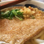 つるまる饂飩 - 薄手の油揚げ。ジューシーな味わいで、うどんとの相性が抜群！