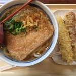 つるまる饂飩 - きつねうどんと天ぷらの全体像。おさまりの良い光景に感じます。