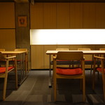 Soba Kiyose Musashiya - 広々としたテーブル席は10名様までゆったりお座りになれます。